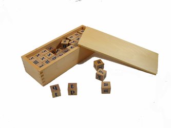 Kostky s abecedou v krabičce