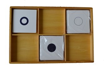 Tác ke geometrické komodě