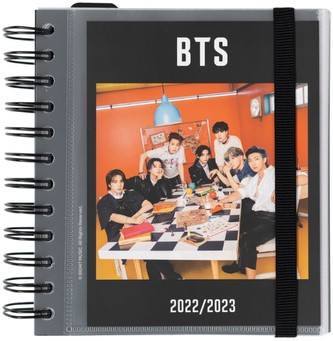 Plánovací denní školní diář 2022/2023 BTS se samolepkami, záložkami a obálkou (14 x 16 cm)