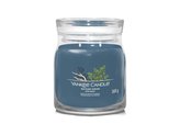 YANKEE CANDLE Bayside Cedar svíčka 368g / 2 knoty (Signature střední)