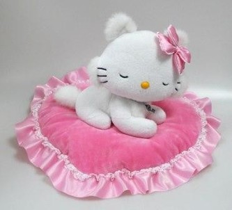 Charmmy Kitty na polštářku srdíčko