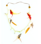 Indiánský náhrdelník s barevným peřím
