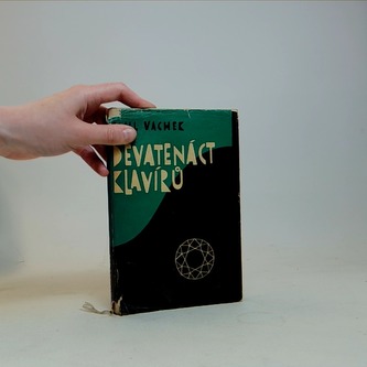 Devatenáct klavírů