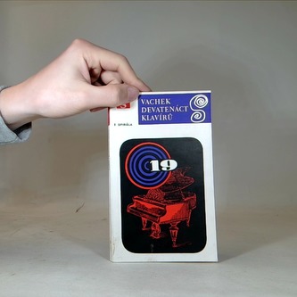Devatenáct klavírů