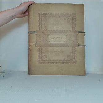 Slovácké Vyšívání stehem křížkovým a vrkučkovým