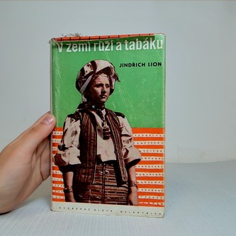 V zemi růží a tabáku