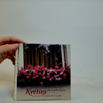 Kvetiny v oknách a na balkónoch