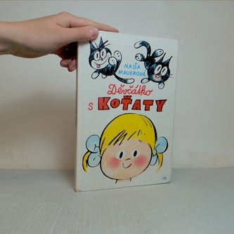 Děvčátko s koťaty