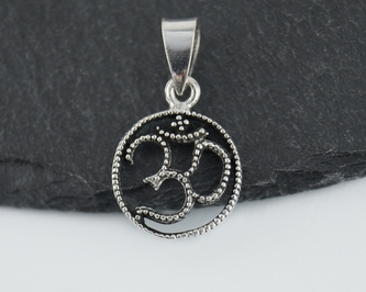 Stříbrný přívěsek Óm, tepaný - 14 mm
