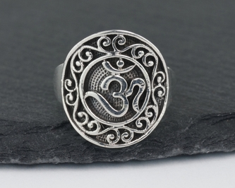 Stříbrný prsten ÓM, bohatě zdobený 10