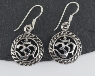 Stříbrné visací náušnice ÓM ve zdobeném kruhu