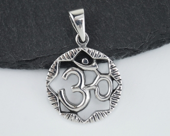 Stříbrný přívěsek ÓM "hvězda"
