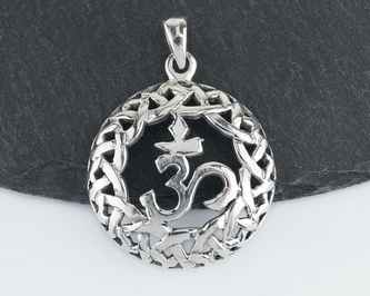 Stříbrný přívěsek ÓM - zdobený kruh