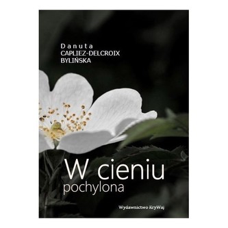 W cieniu pochylona