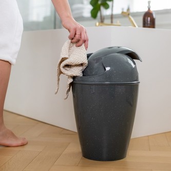 DEL M odpadkový koš s odklápěcím víkem 12l šedý Organic KOZIOL