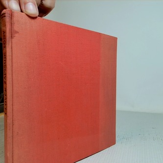 Člověk zapisuje noty