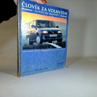 člověk za volantem