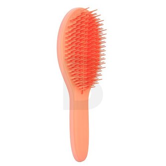 Vlasová kosmetika  v naší nabídce nese jména těch nejslavnějších kadeřnických značek. Doplňky značky Tangle Teezer z kolekce The Ultimate Styler byly vytvořeny speciálně pro ženy mající hrubé vlasy.
