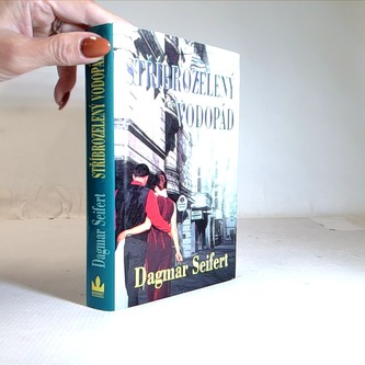 Stříbrozelený vodopád