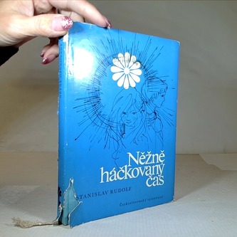 Něžně háčkovaný pes