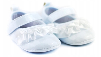 Kojenecké capáčky/botičky, lakýrky s volánkem, bílé, Baby Nellys, vel. 6/12 m; 68-80 (6-12m)