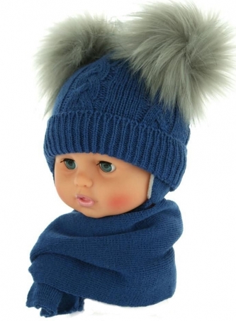 BABY NELLYS Zimní čepička s šálou - chlupáčkové bambulky - tm. modrá; 56/62 (0-3m)