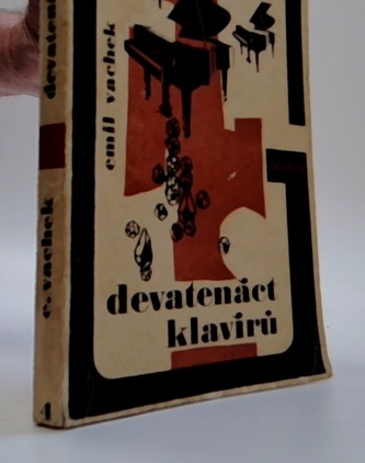 Devatenáct klavírů