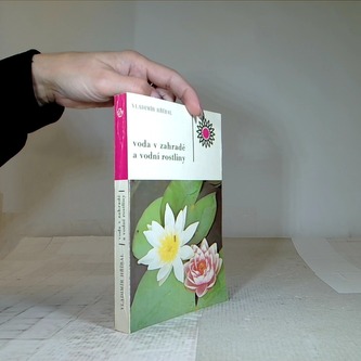 Voda v zahradě a vodní rostliny