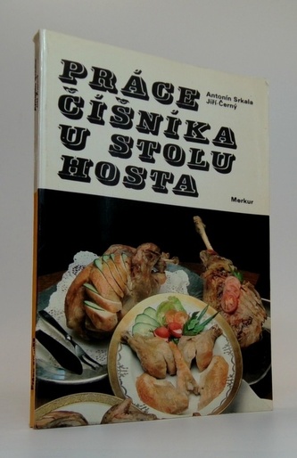 Práce číšníka u stolu hosta