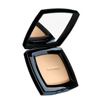 Chanel Kompaktní pudr pro přirozeně matný vzhled Poudre Universelle Compacte (Natural Finish Pressed Powder) 15 g Kompaktní pudr pro přirozeně matný vzhled Poudre Universelle Compacte (Natural Finish Pressed Powder) 15 g - Odstín 20 Clair woman