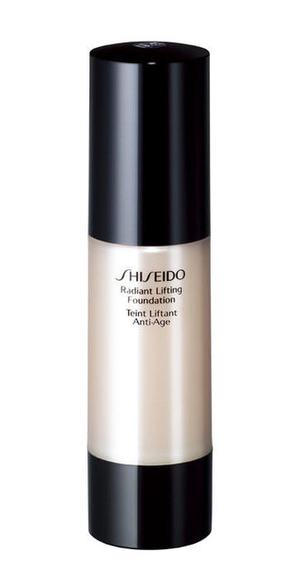 Shiseido Rozjasňující liftingový make-up (Radiant Lifting Foundation) 30 ml Rozjasňující liftingový make-up (Radiant Lifting Foundation) 30 ml - Odstín I00 Very Light Ivory woman