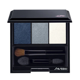 Shiseido Oční stíny Trio Eyes (Luminizing Satin Eye Color Trio) 3 g Oční stíny Trio Eyes (Luminizing Satin Eye Color Trio) 3 g - Odstín GY 901 Snow Shadow woman