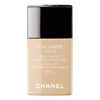 Chanel Rozjasňující hydratační make-up Vitalumiere Aqua SPF 15 (Ultra-Light Skin Perfecting Makeup) 30 ml Rozjasňující hydratační make-up Vitalumiere Aqua SPF 15 (Ultra-Light Skin Perfecting Makeup) 30 ml - Odstín 10 Beige woman