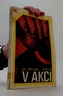V akci