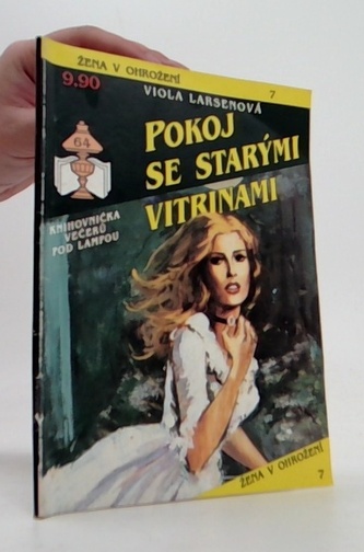 žena v ohrožení 7 - Pokoj se starými vitrinami