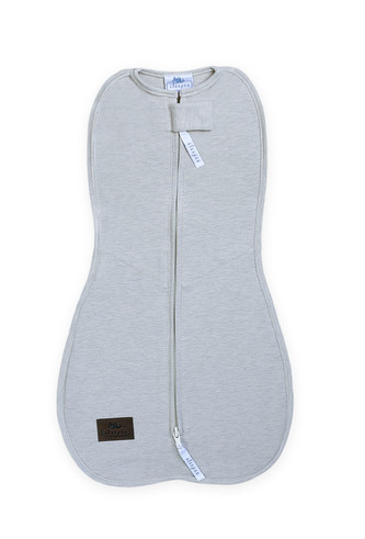 Zavinovačka Sleepee First Step Swaddle s čepičkou zdarma světle šedá