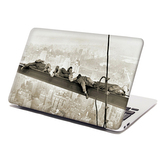 Samolepka na notebook Ležící zedníci na traverze: 38x26 cm