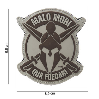Gumová nášivka 101 Inc nápis Malo mori qua foedari - šedá