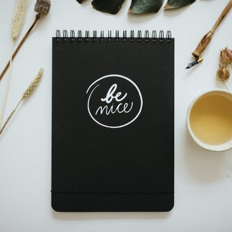 Be Nice Papírový blok černý bez linek horní vazba A4