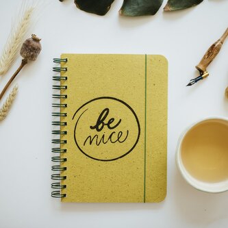 Be Nice Papírový blok zelená tráva linkovaný boční vazba A5