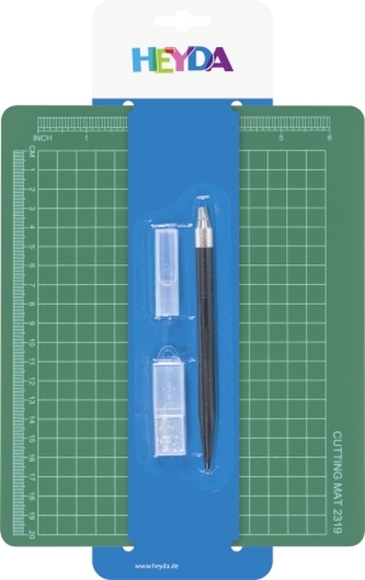 Sada na řezání - obsah: 1 řezací podložka (3mm silná), 1 nůž a 1 plastová krabička se 6 náhradními čepelemi.