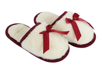 Australské meríno pantofle 520g/m2 - bílý beránek/červená stuha - velikost 37-38