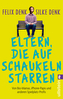 Eltern, die auf Schaukeln starren