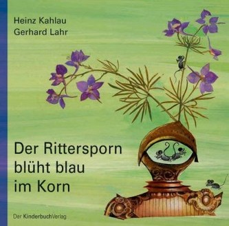 Der Rittersporn blüht blau im Korn