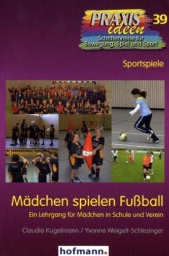 Mädchen spielen Fußball