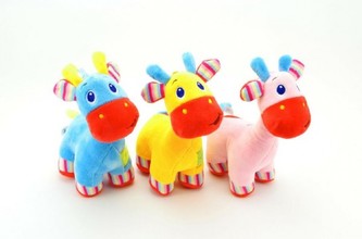 Žirafa s chrastítkem plyš 24cm asst 3 barvy 0+