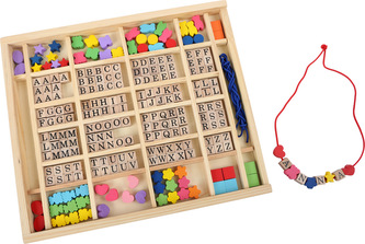 Small Foot Dřevěné navlékací korálky abeceda v krabičce