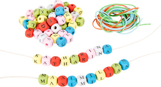 Small Foot Dřevěné barevné navlékací korálky písmenkové