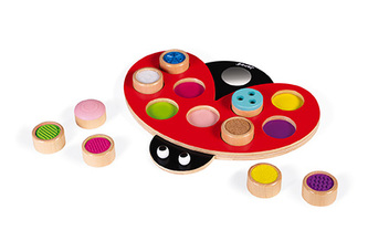 Senzorická dřevěná hračka Beruška s různými povrchy Janod I am learning touch