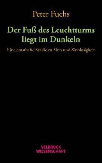 Der Fuß des Leuchtturms liegt im Dunkeln
